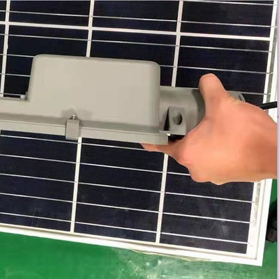 2ハイウェーのためのアルミニウム ハウジングが付いている太陽街灯の高い発電500Wすべて